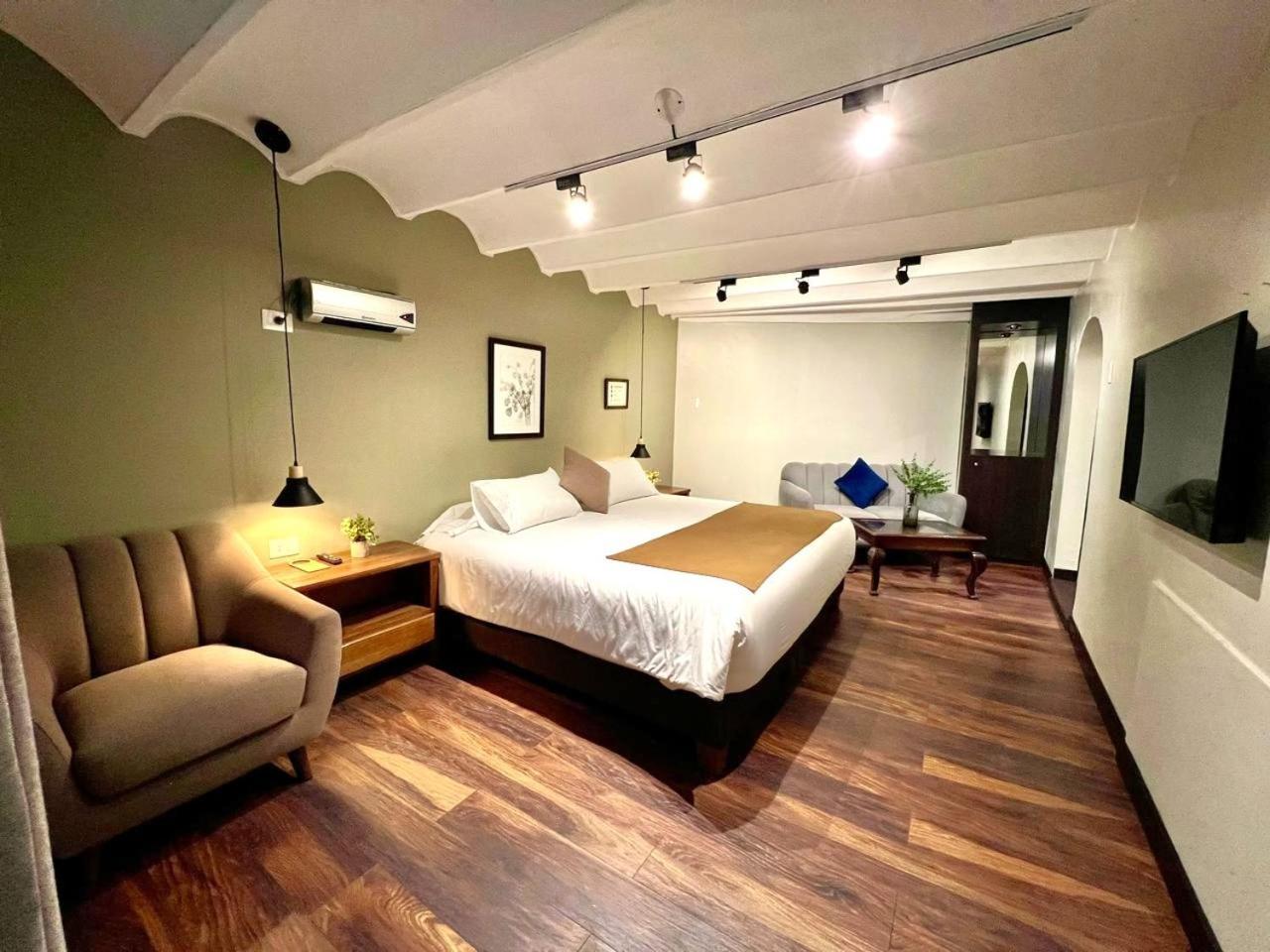 Hotel R Y R Pardo